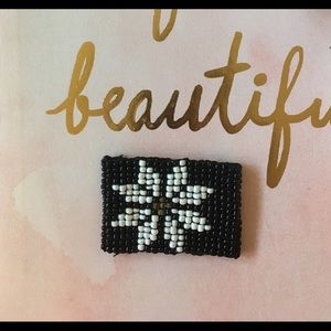 Pretty stretch beaded bracelet with flower